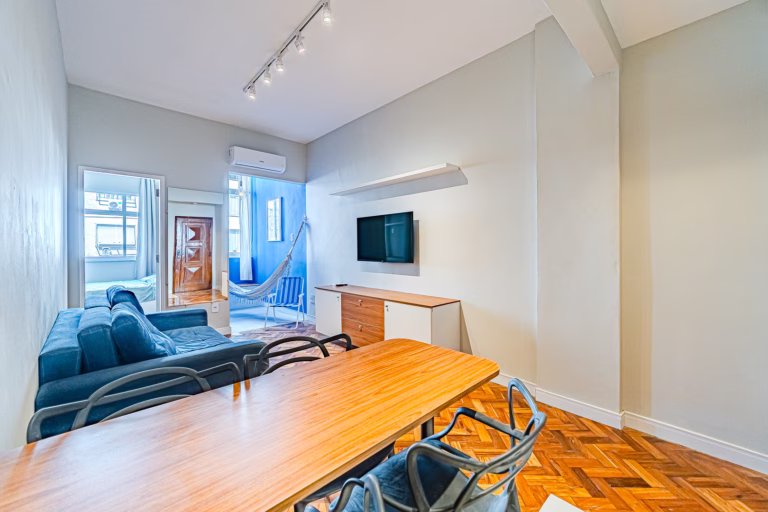 Foto 2 do imóvel: Quarto e sala com decoração completa, armários e eletrodomésticos, para morar ou investir em Botafogo