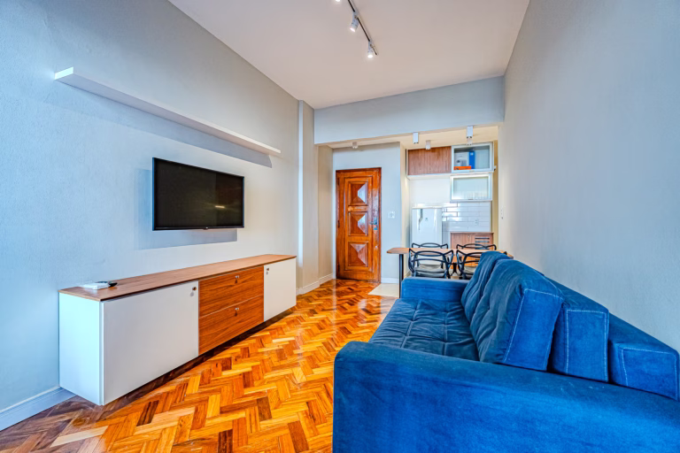 Foto 4 do imóvel: Quarto e sala com decoração completa, armários e eletrodomésticos, para morar ou investir em Botafogo