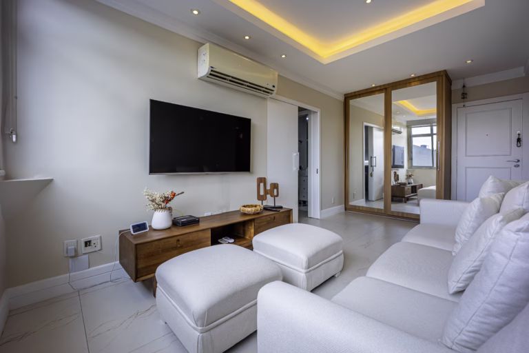 Foto 4 do imóvel: Quarto e sala com vaga e vista livre no Largo do Machado