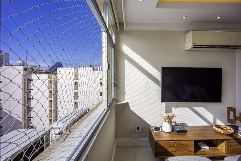 Foto 3 do imóvel: Quarto e sala com vaga e vista livre no Largo do Machado