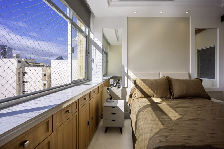 Foto 10 do imóvel: Quarto e sala com vaga e vista livre no Largo do Machado