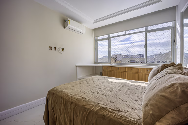 Foto 9 do imóvel: Quarto e sala com vaga e vista livre no Largo do Machado